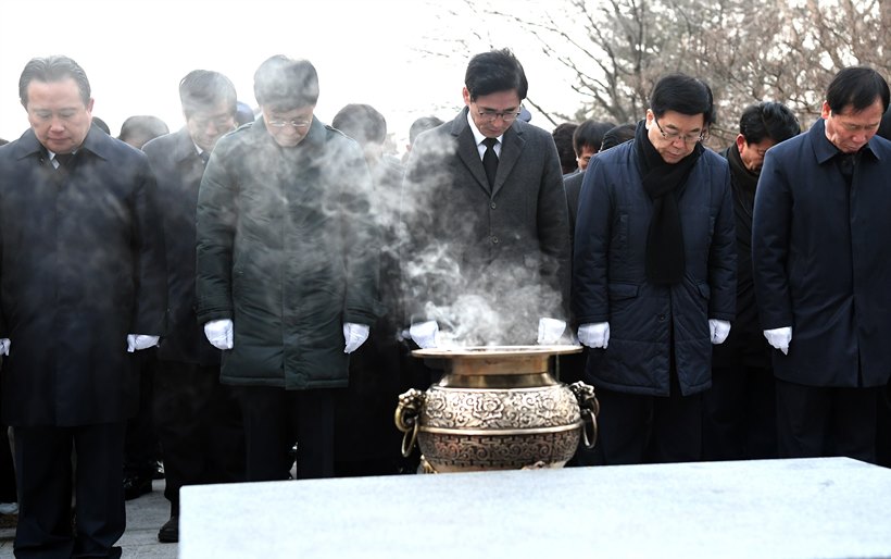 예천 충혼탑 참배하는 김정주 경북도 부지사와 관계자들