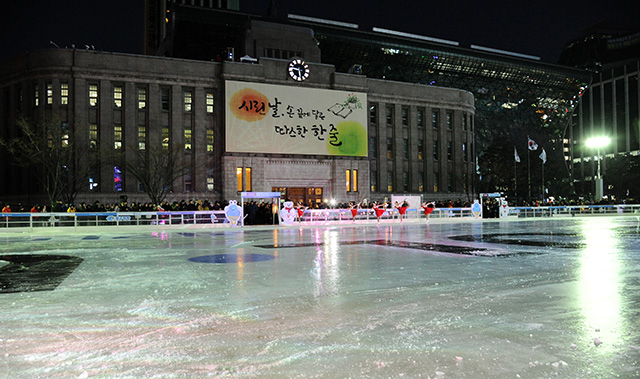 도시 야경과 어우러진 서울광장 스케이트장