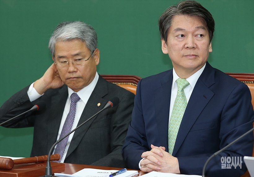 안철수 국민의당 대표(사진 오른쪽)와 김동철 국민의당 원내대표