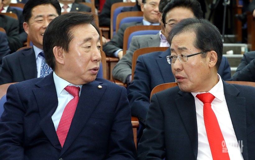 홍준표 자유한국당 대표(사진 오른쪽)과 김성태 원내대표