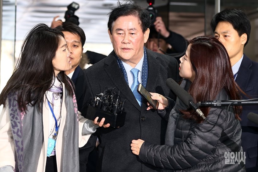 영장실질심사를 위해 검찰 출석하는 최경환 자유한국당 의원