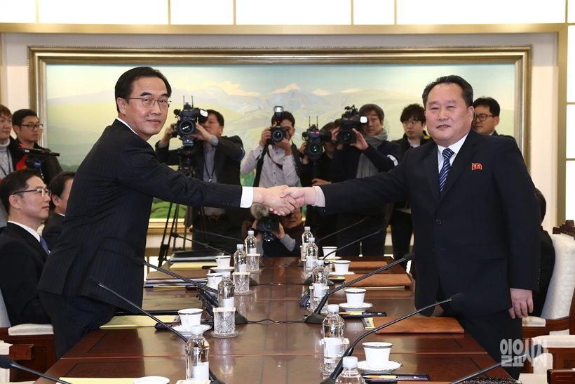 악수 나누는 남측 대표단 대표 조명균 통일부장관과 북측 대표단 리선권 조국평화통일위원장