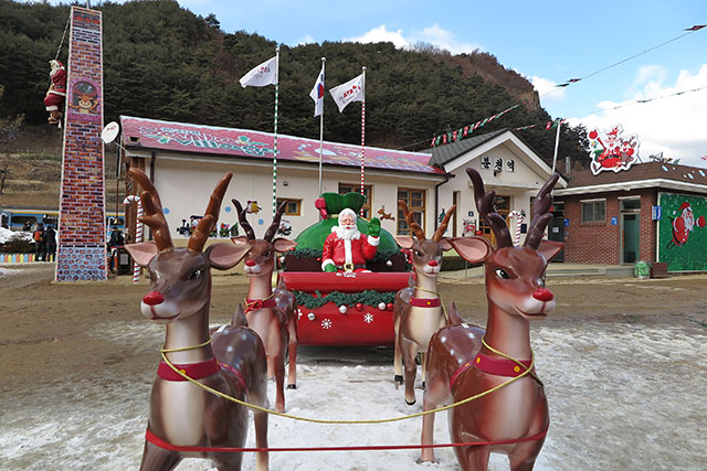 분천역 산타마을의 상징은 루돌프가 끄는 산타 썰매다.