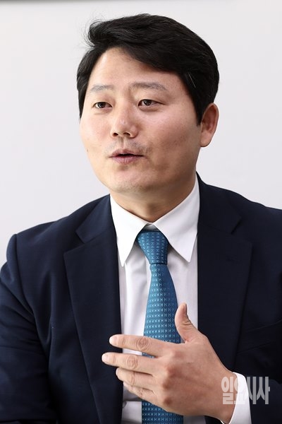 김성수 인천광역시당 청년위원장이 <일요시사>와 인터뷰를 갖고 있다.