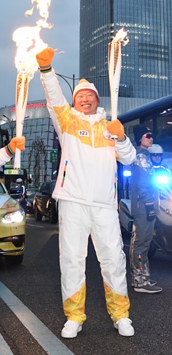 평창동계올림픽 성화 든 신동빈 롯데그룹 회장
