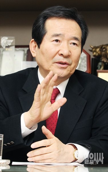 정세균 국회의장이 <일요시사>와 특별대담을 갖고 있다.