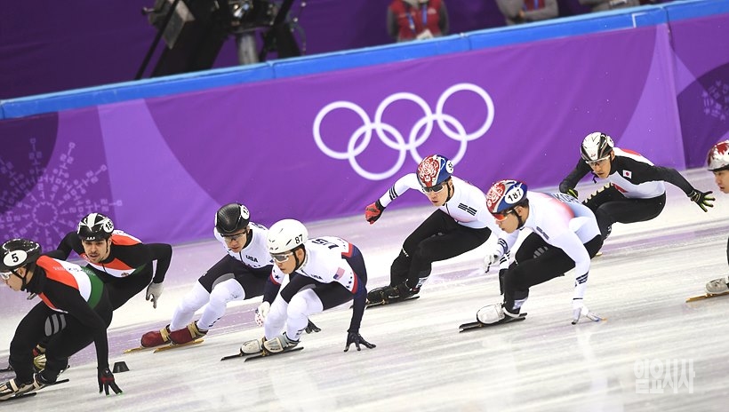 질주하는 각국의 쇼트트랙 선수들 <사진=2018 평창사진공동취재단>