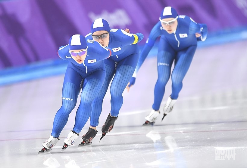 질주 중인 한국의 스피드스케이팅 팀 추월 선수들 <사진=2018 평창사진공동취재단>