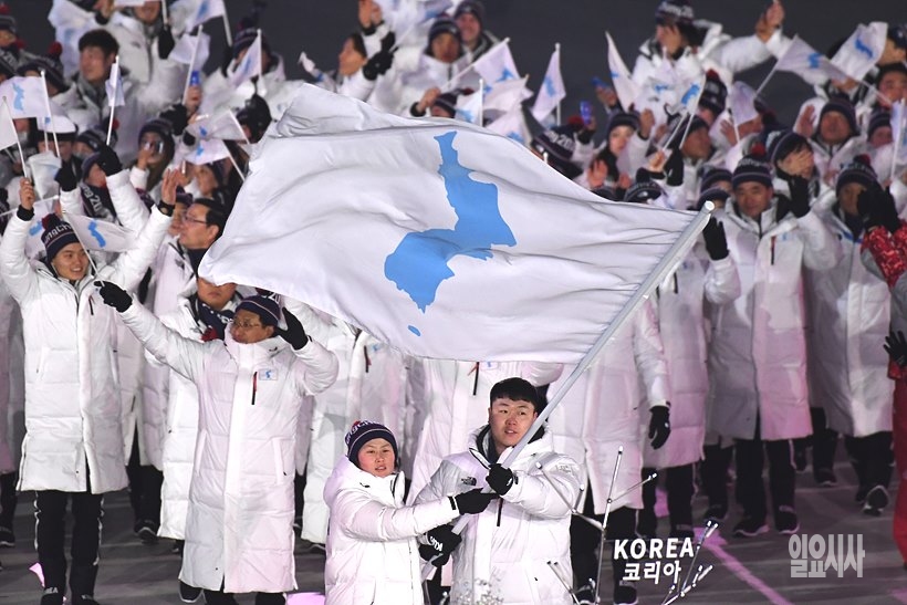 2018 평창동계올림픽 개회식서 한반도기 들고 입장하는 남북한 선수들 <2018 평창사진공동취재단>