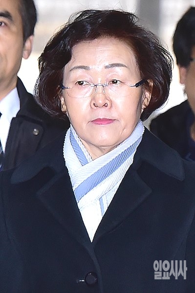 신연희 강남구청장이 영장실질심사를 위해 출석하고 있다.