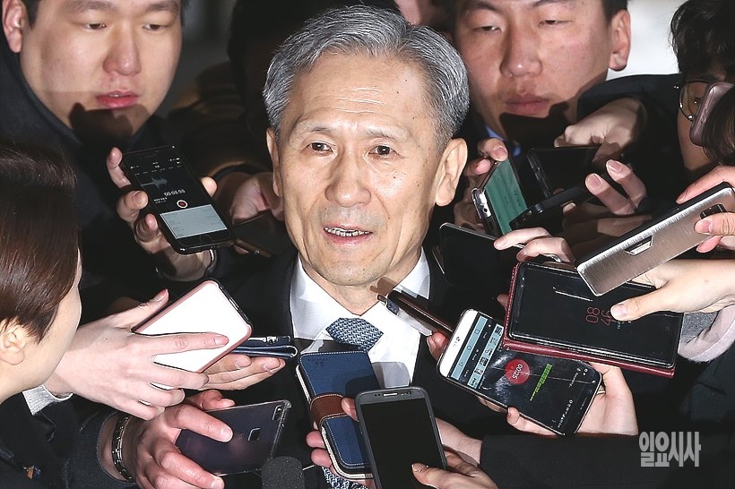 취재진 질문에 답변하는 김관진 전 국방부장관