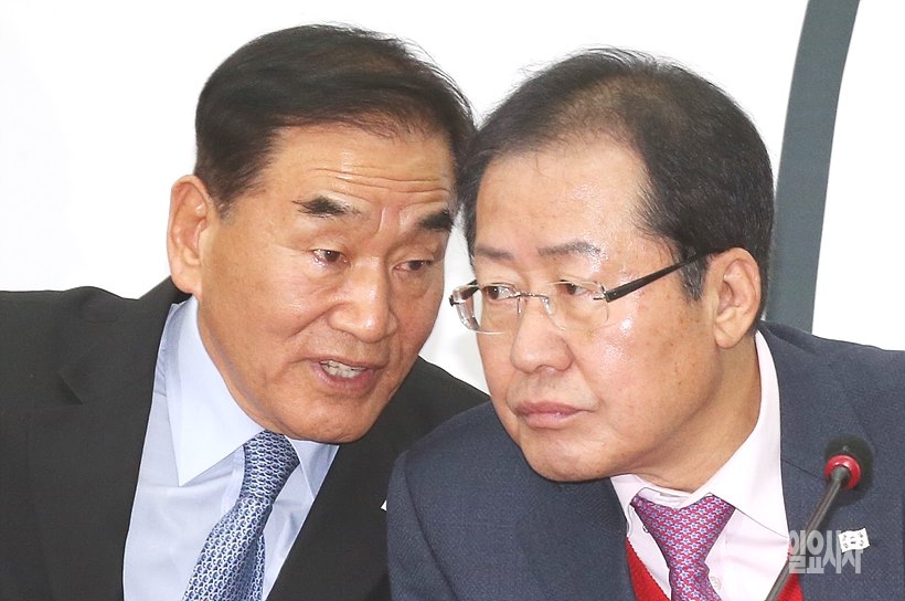 귓속말 나누는 이재오 의원(사진 왼쪽)과 홍준표 대표