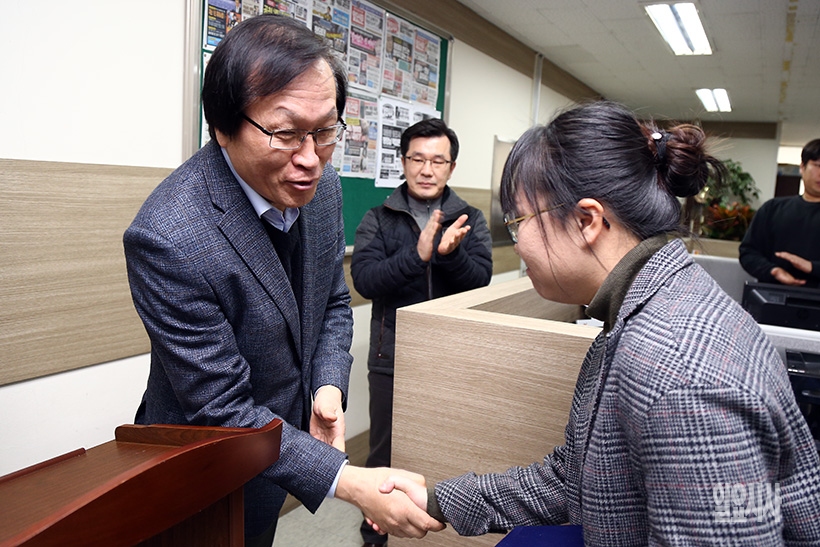 장지선 기자(사진 오른쪽)가 5일 '이달의 기자상' 시상식 직후 이용범 일요미디어그룹 회장과 악수를 나누고 있다.