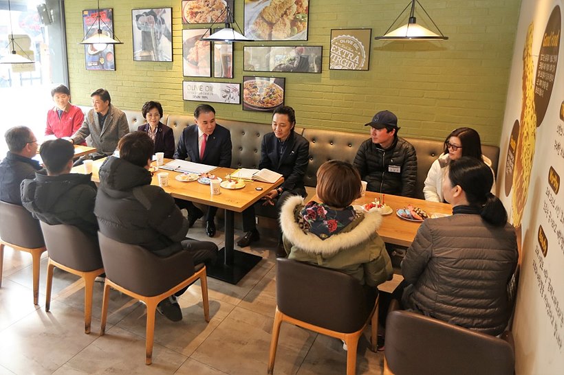 지난달 27일 개최된 군산지역 BBQ 패밀리 간담회서 윤홍근 제너시스 BBQ 그룹 회장이 패밀리(가맹점주)들과 이야기를 나누고 있다.