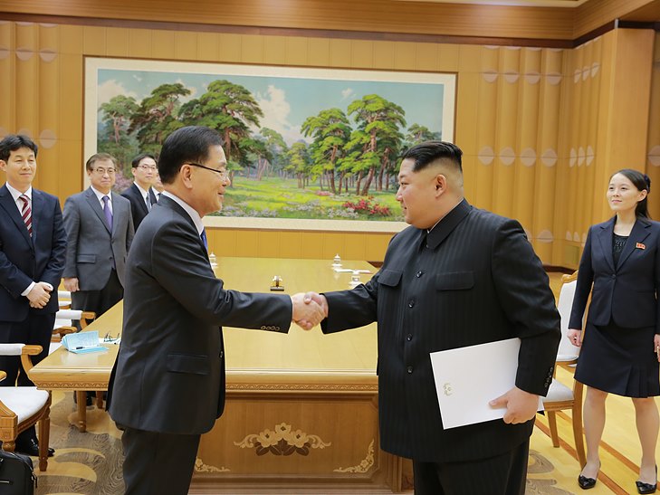 악수 나누는 정의용 대북 특사와 김정은 북한 국방위원장