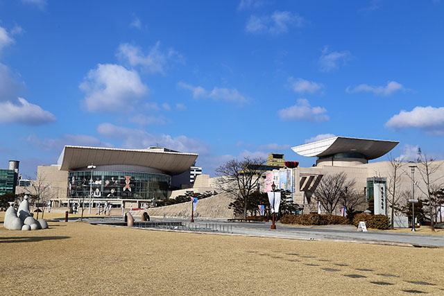 정부청사역에서 도보 20분 거리에 있는 대전시립미술관과 이응노미술관은 너른 잔디밭을 공유한다.