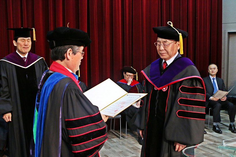 서희건설 이봉관 회장이 14일, 충남 천안에 위치한 나사렛대학교(총장 임승안) 경건관서 명예 재활학 박사학위를 받고 있다.