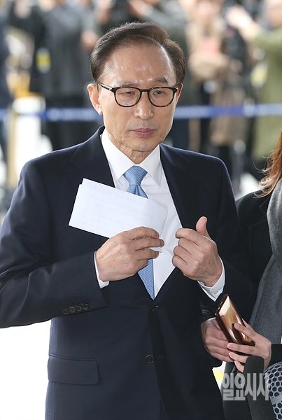 검찰 포토라인에 선 이명박 전 대통령
