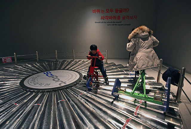 오시리아역에서 가까운 국립부산과학관은 만지고 체험하며 즐기는 과학기술 체험관이다.
