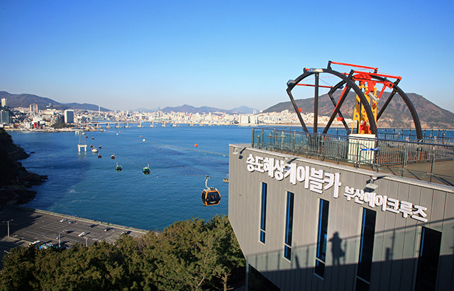 송도스카이파크 옥상전망대에서 바다 위에 점점이 떠오는 케이블카가 보인다