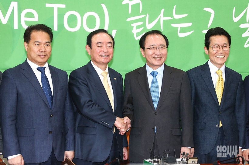 지난 20일, 민주평화당 장병완 원내대표와 정의당 노회찬 원내대표가 국회 평화당 대표실서 공동교섭단체 구성을 위해 만나 악수하고 있다.