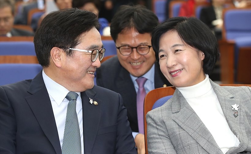 의총서 대화 나누는 추미애 더불어민주당 대표와 우원식 원내대표