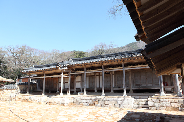 고산 윤선도가 기거하던 사랑채 녹우당은 효종이 하사한 집이다.