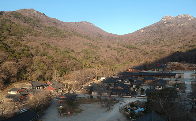 대흥사 전경. 금당천을 사이에 두고 북쪽과 남쪽에 당우를 배치했다