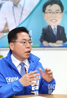 김기홍 더불어민주당 인천 남동구청장 예비후보가 <일요시사>와 인터뷰를 갖고 있다.
