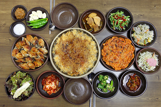 산삼 배양근을 푸짐하게 올린 누룽지백숙과 닭불고기, 닭날개구이 세트