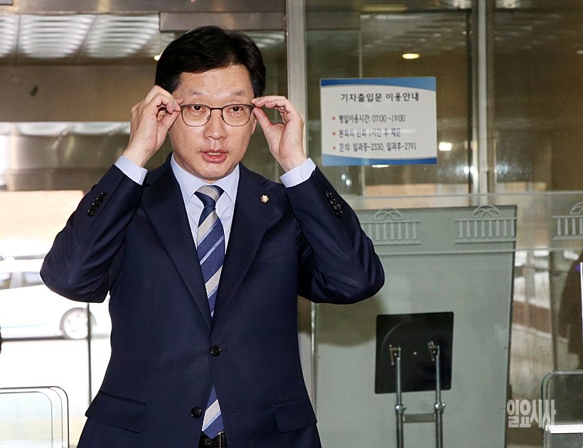 '드루킹 댓글 조작 사건'의 중심에 서 있는 김경수 더불어민주당 의원