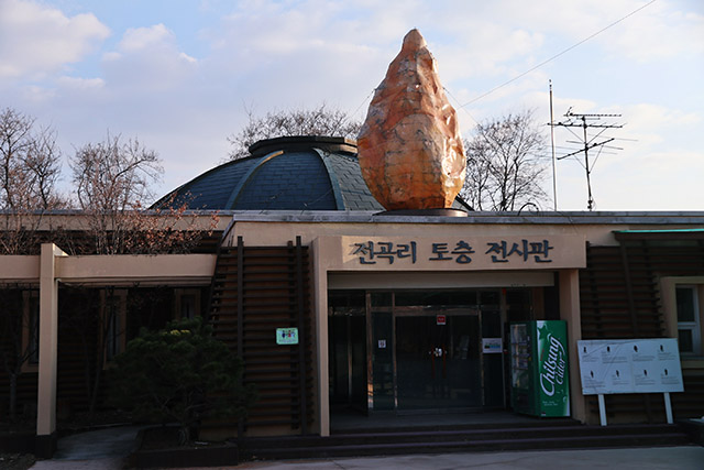 현무암 위에 모래와 흙이 쌓인 토층을 전시하는 전곡리토층전시관