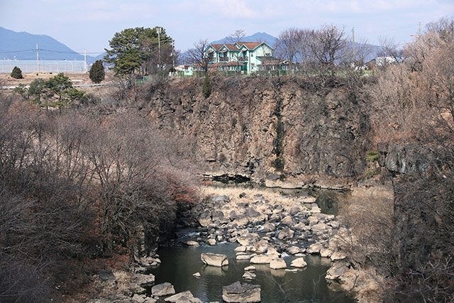주상절리 절벽이 발달한 대교천 현무암 협곡