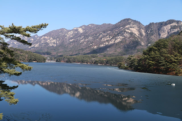 거대한 화강암 봉우리 명성산이 잠긴 산정호수