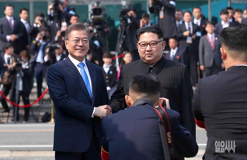 지난달 27일, 문재인 대통령과 김정은 북한 노동당 위원장이 판문점서 역사적인 만남을 갖고 있다. <사진=판문점 공동취재단>