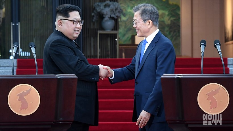 지난달 27일, 판문점서 열린 남북정상회담서 악수 나누는 남북 두 정상 <사진=한국사진공동취재단>