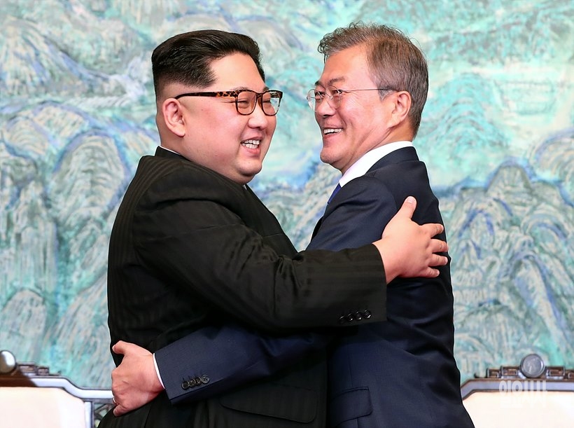서로 얼싸안는 문재인 대통령과 김정은 북한 노동당 위원장 <사진=한국사진공동취재단>