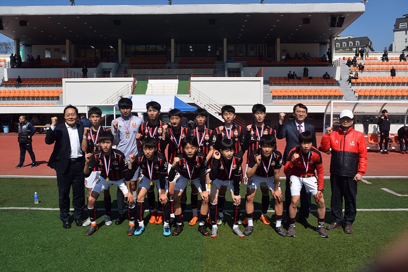 우승 메달을 목에 건 오산중학교 축구부