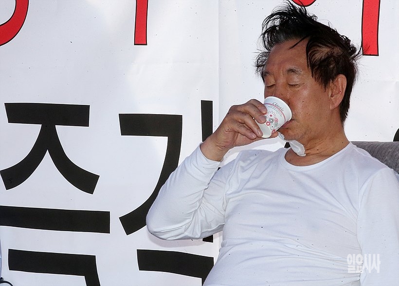 단식농성 중인 김성태 자유한국당 원내대표