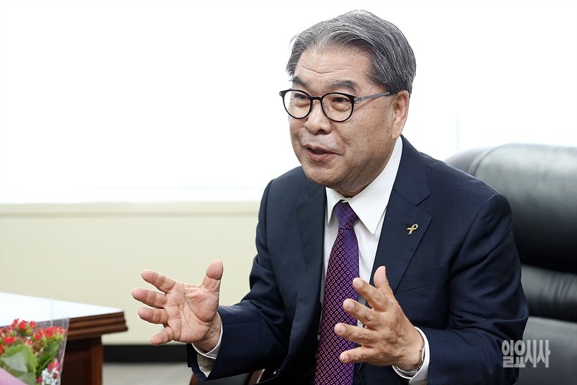 <일요시사>와 대담 갖고 있는 이재정 전 통일부장관