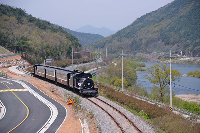 수려한 섬진강을 따라 달리는 증기기관차