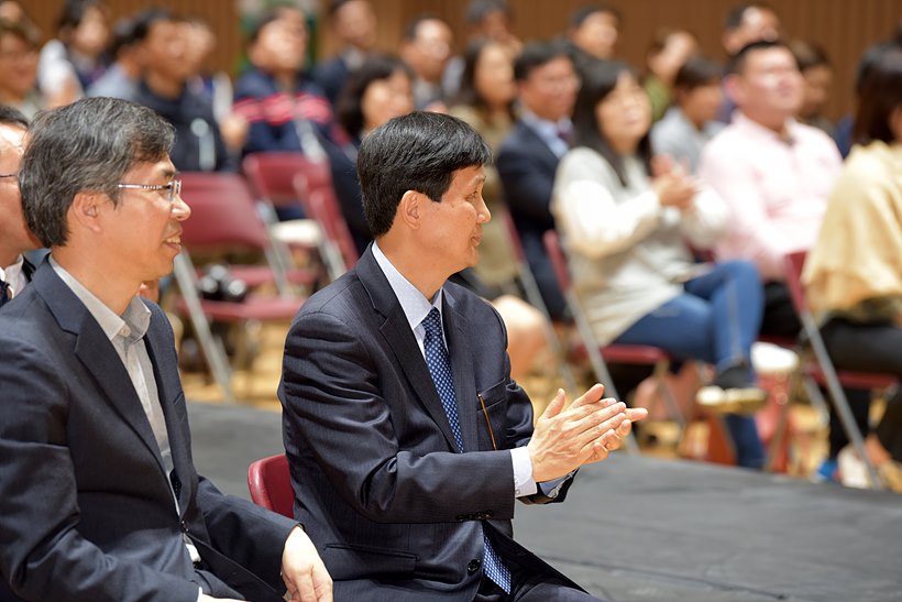 창단식 참석한 신용화 동도중학교장
