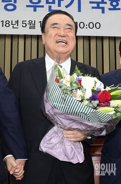 축하 꽃다발 든 문희상 더불어민주당 20대 국회 국회의장 후보