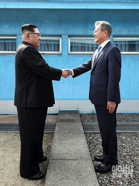 악수 나누는 문재인 대통령과 김정은 북한 국무위원장 <사진=한국사진공동취재단>