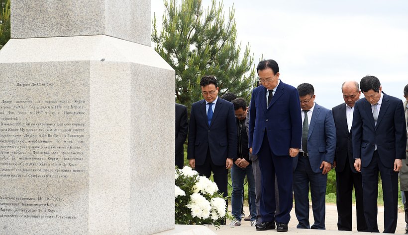 ‘보재’ 이상설 선생 유허비 참배 중인 김관용 경북도지사