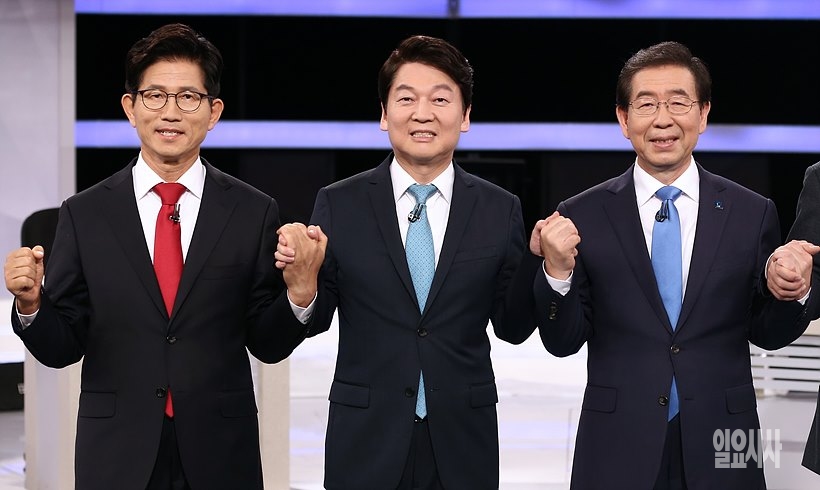 KBS 서울시장 후보 방송토론회에 앞서 김문수(자유한국당)·안철수(바른미래당)·박원순(더불어민주당) 세 후보가 손을 맞잡고 있다. <사진=국회사진취재단>