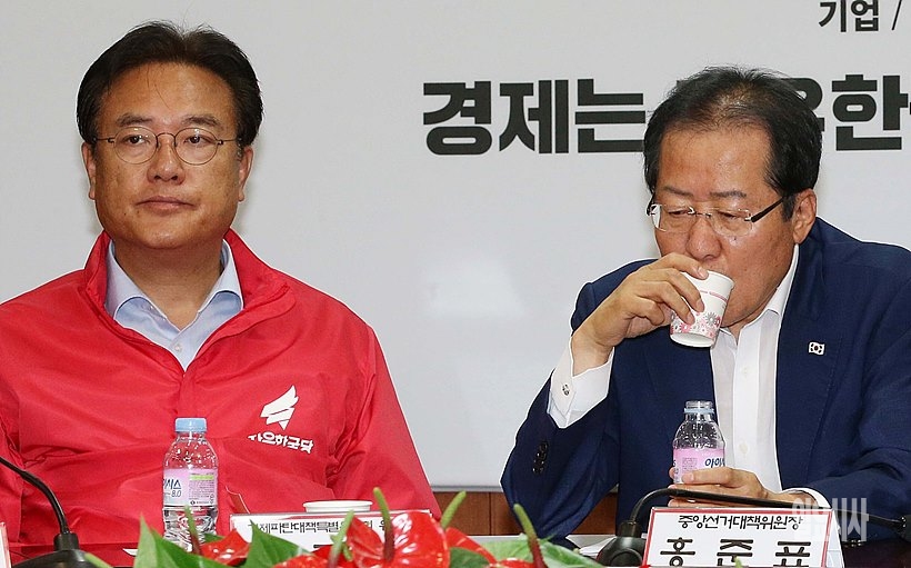 홍준표 자유한국당 대표와 같은 당 정진석 의원
