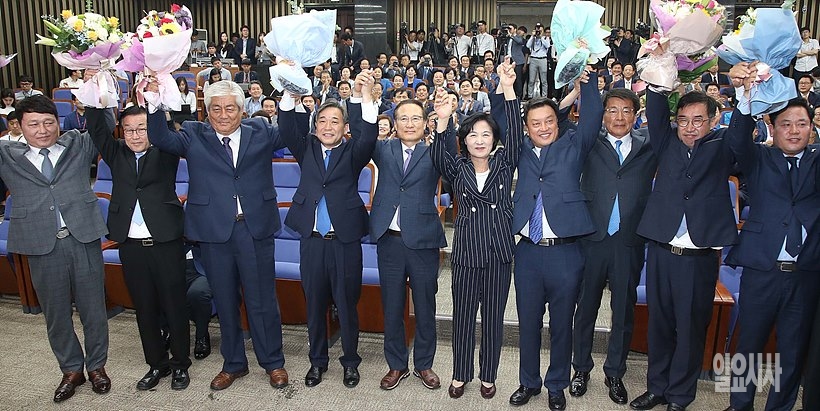 6·13지방선거서 당선된 더불어민주당 소속 후보자들이 서울 여의도 국회서 꽃다발을 들고 기뻐하고 있다.