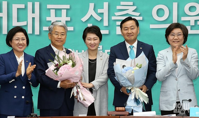 김관영 신임 바른미래당 원내대표(사진 오른쪽서 두 번째)가 지난 25일, 서울 여의도 국회서 열린 원내대표 경선서 이언주 후보를 누르고 당선을 확정짓고 있다.