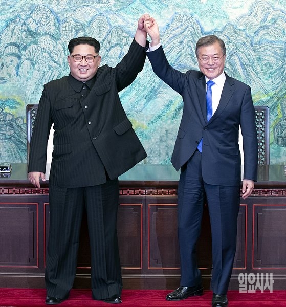 손잡은 남북 두 정상 <사진=한국사진공동취재단>